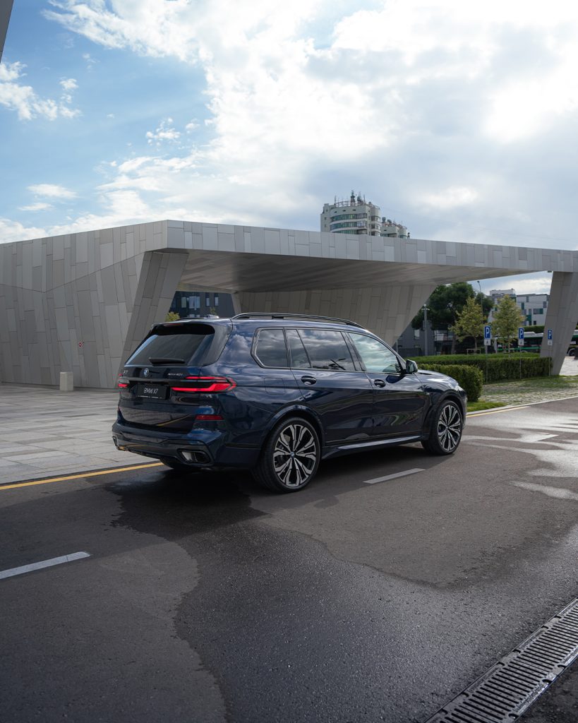 The BMW X7 xDrive 40i: Commanding Presence Meets Refined Engineering