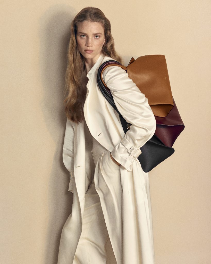 PULE1417_LEATHERGOOD_STATIC_WORN_TOTE_GM_BLACK_MM_BURGUNDY_PM_CARAMEL_PRESS_24x30