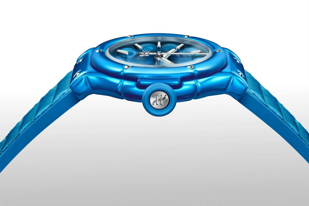 Side profile of the blue anodised aluminium case and balloon-knot crown.