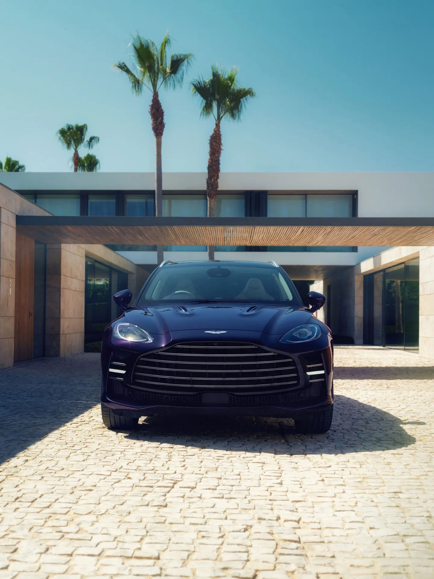 Side profile of DBX GT highlighting elegantly proportioned surfaces and extended silhouette