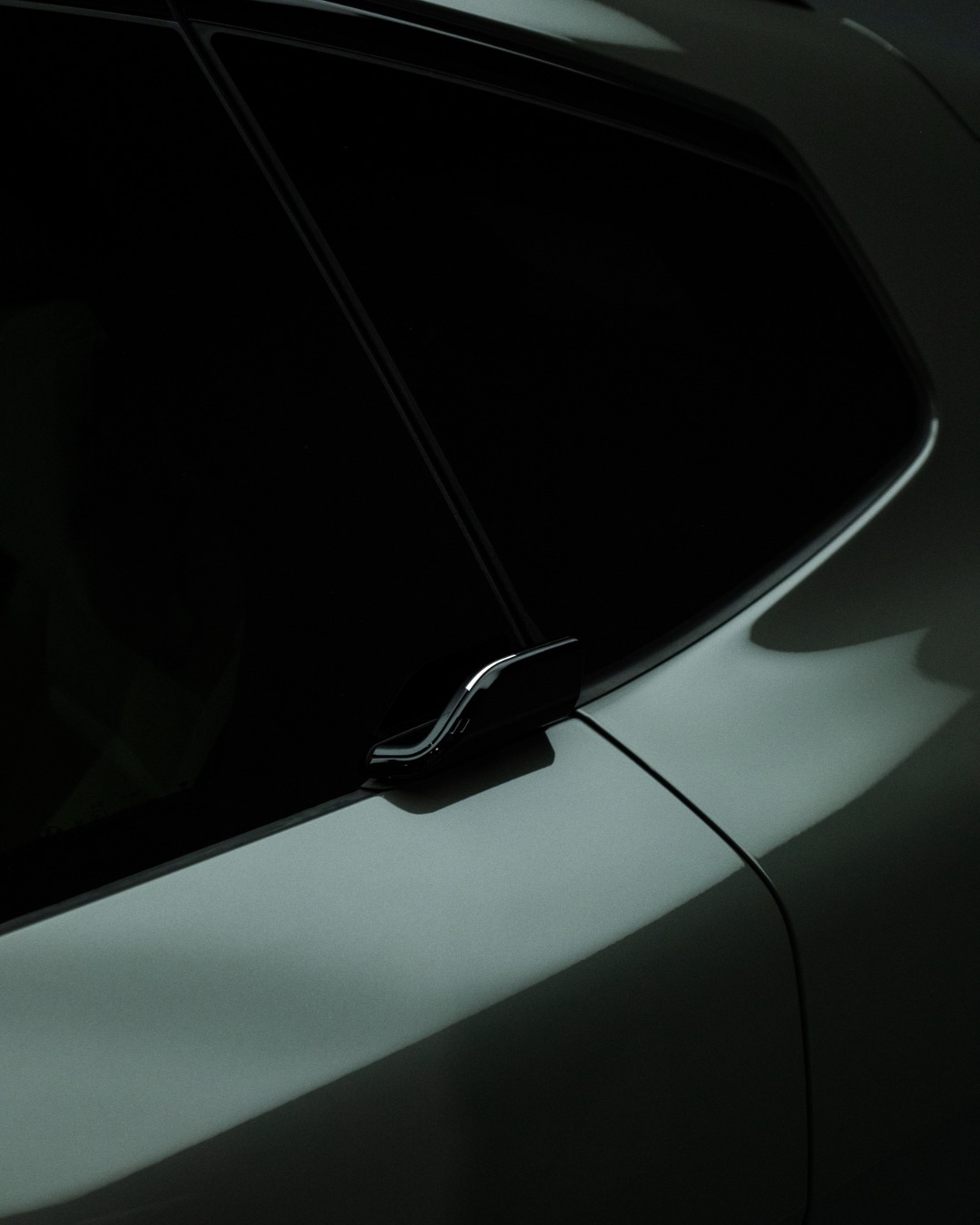 The new BMW X5 showcasing its distinctive profile