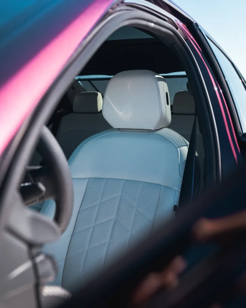 Three-quarter front perspective of the BMW 550e xDrive revealing sculpted bodywork and sophisticated stance on premium alloy wheels