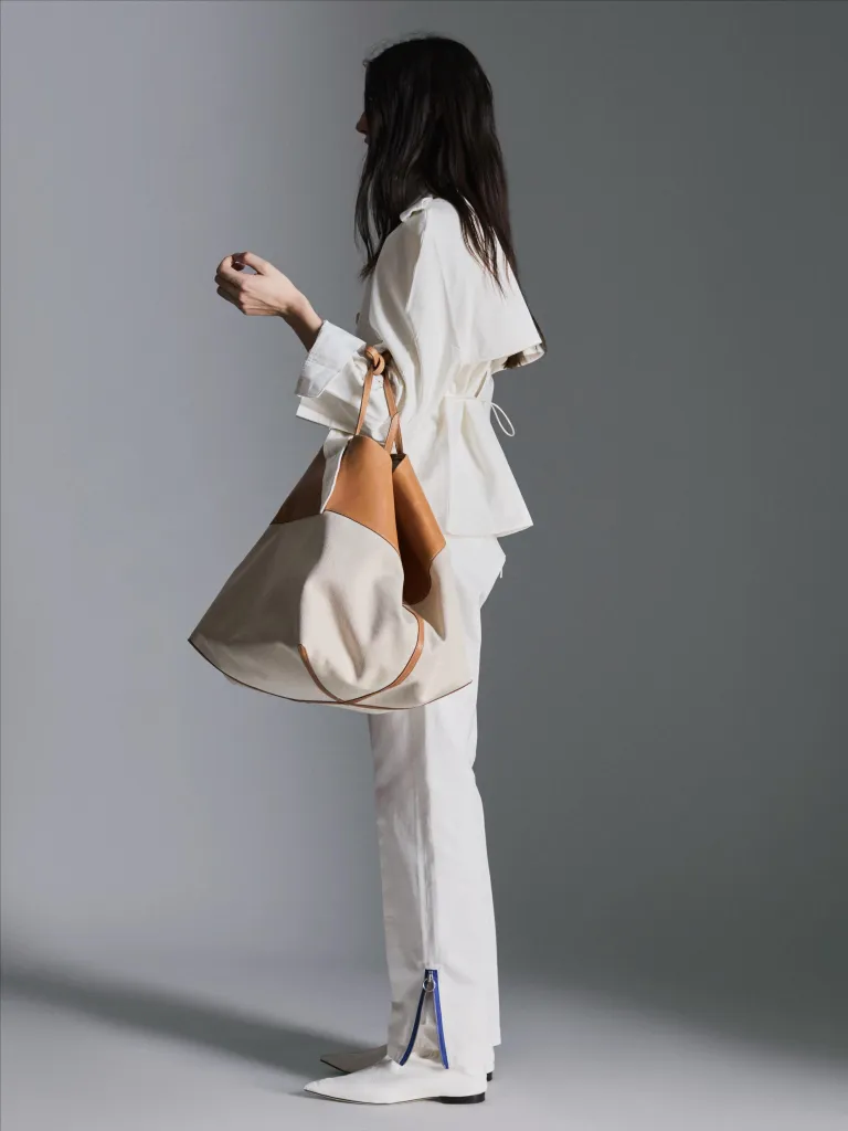 Ethereal lengthening silhouette in complementary neutral shades