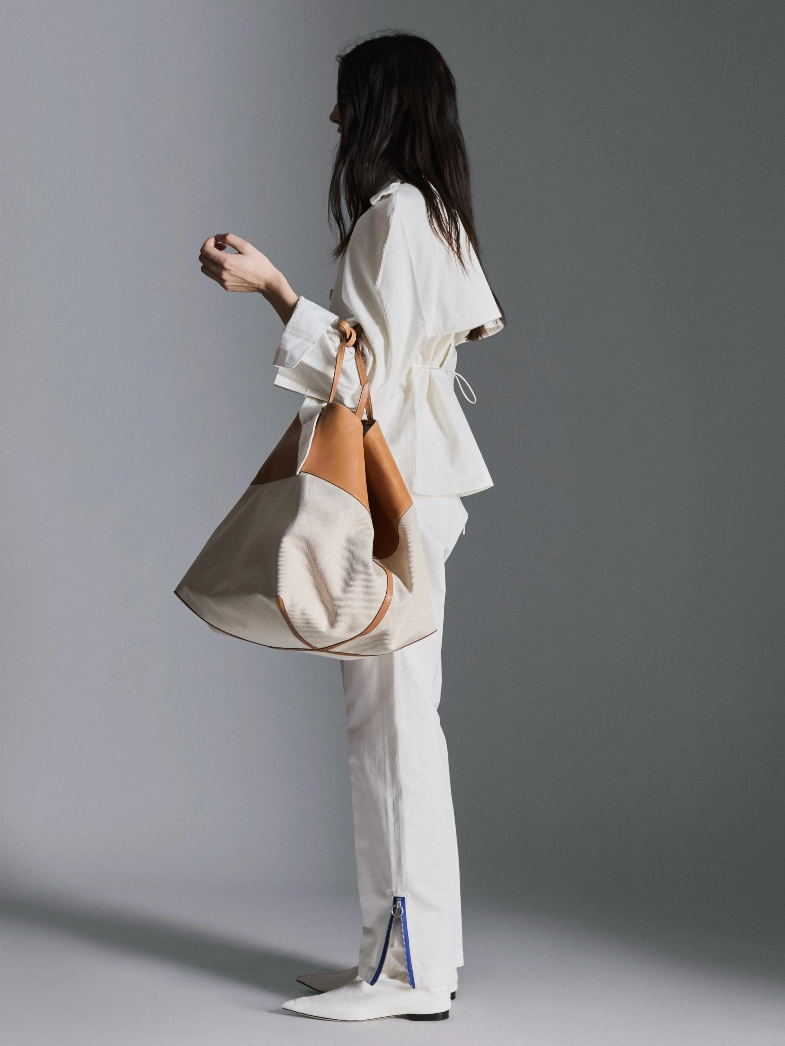 Ethereal lengthening silhouette in complementary neutral shades