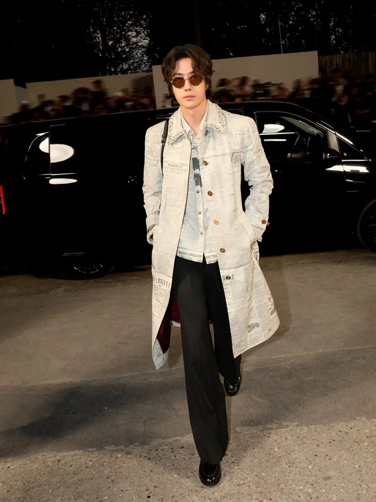 Flowing trousers in oyster tone paired with soft knit