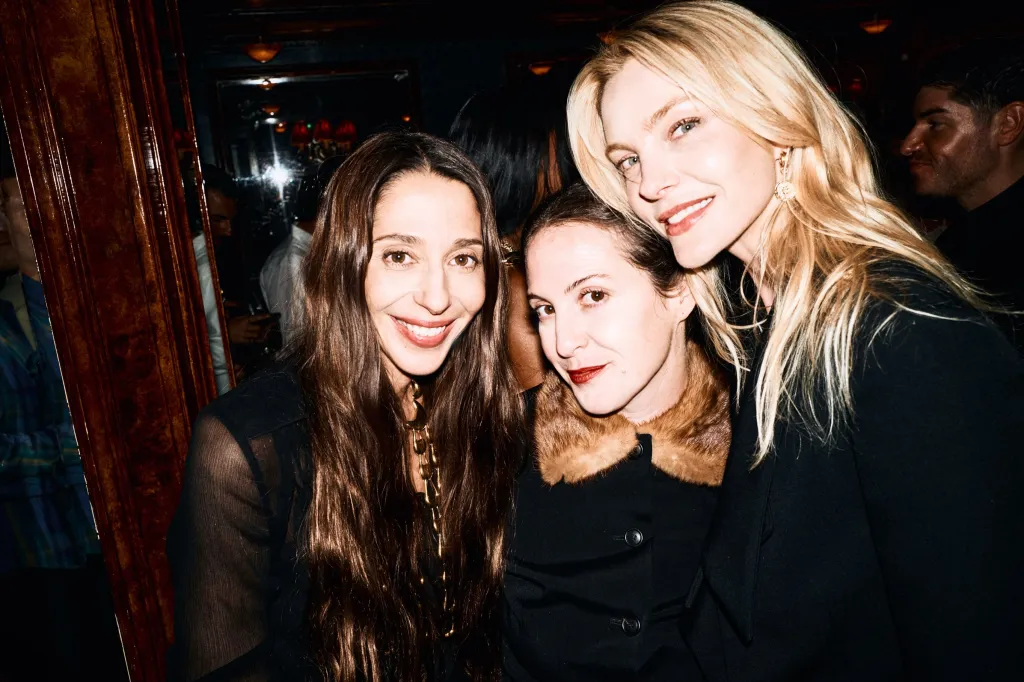 Influential guest in elegant tailoring at the Chloé showcase