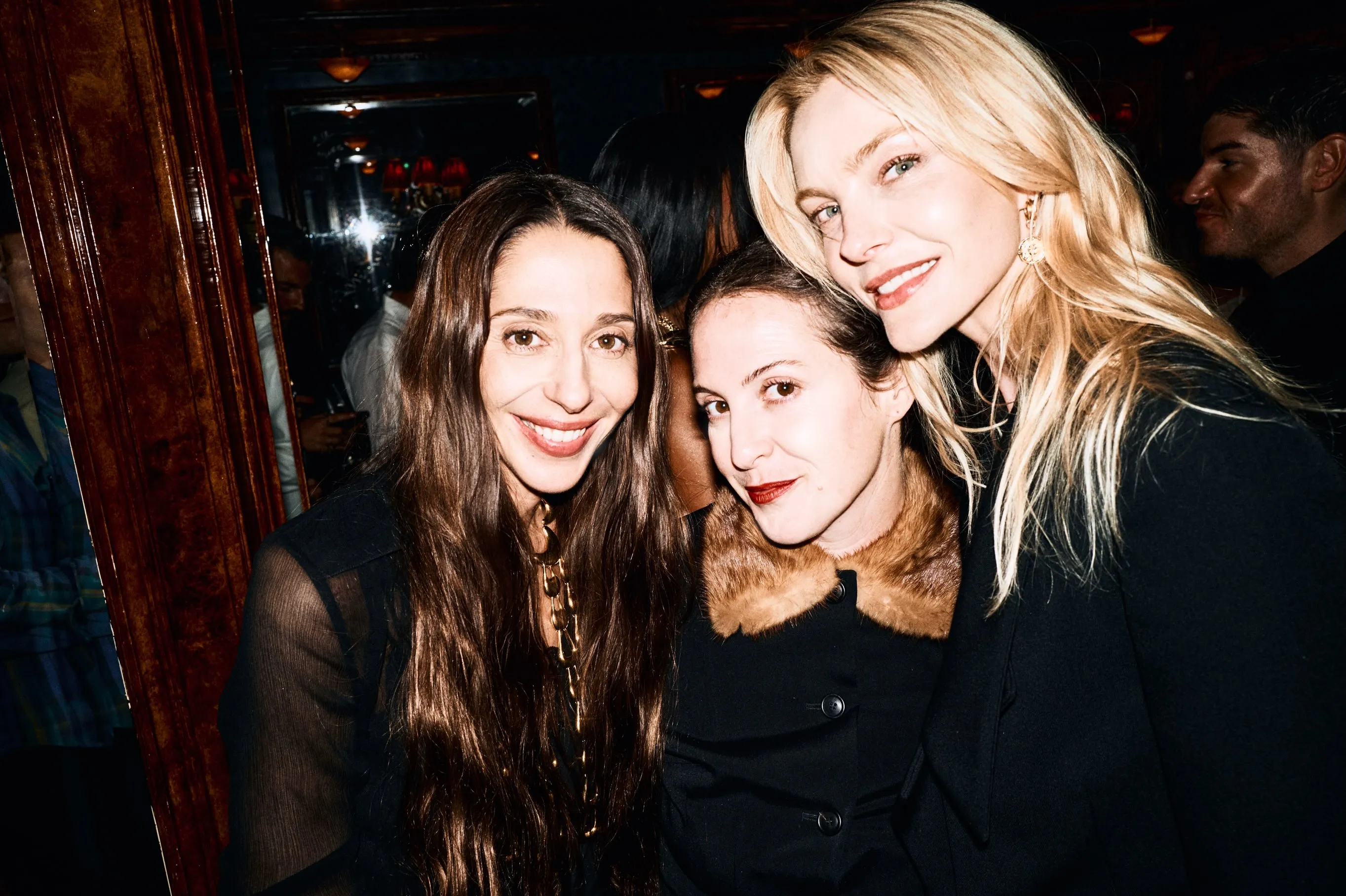 Influential guest in elegant tailoring at the Chloé showcase
