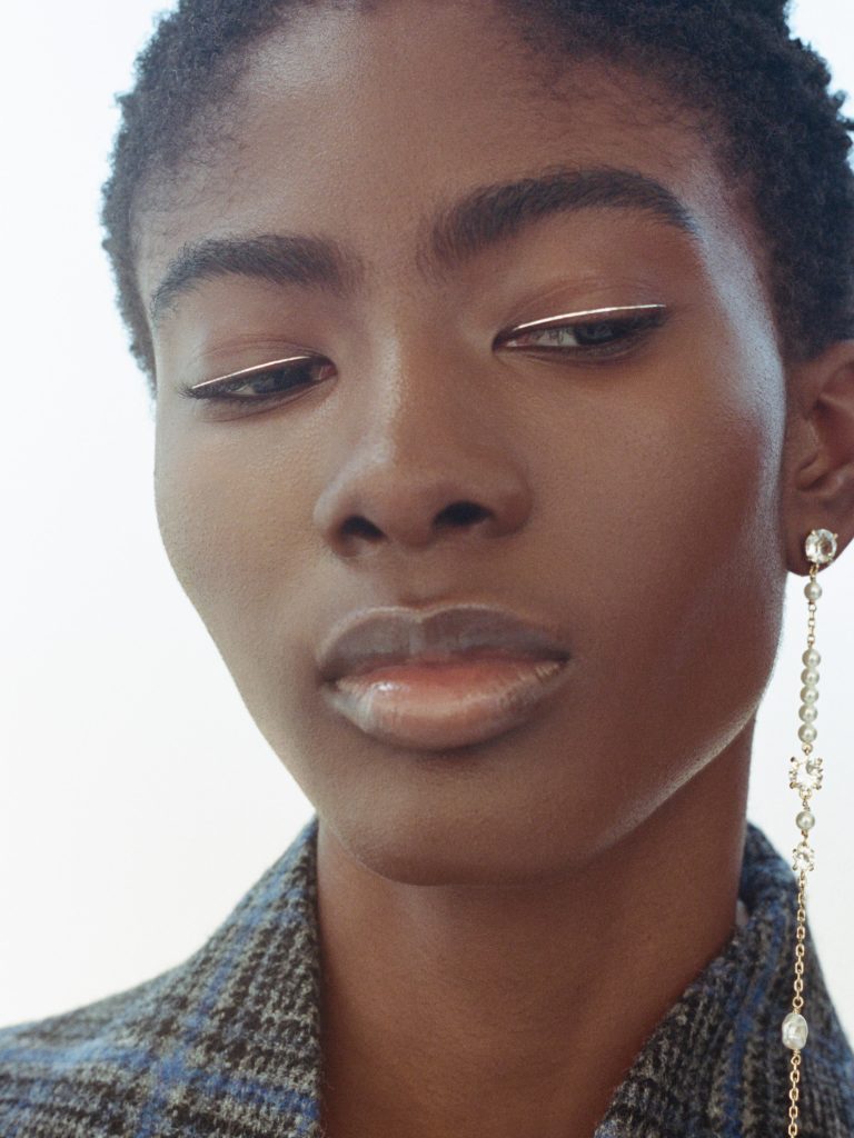 Detail of Diorshow On Set Brow creating architectural definition
