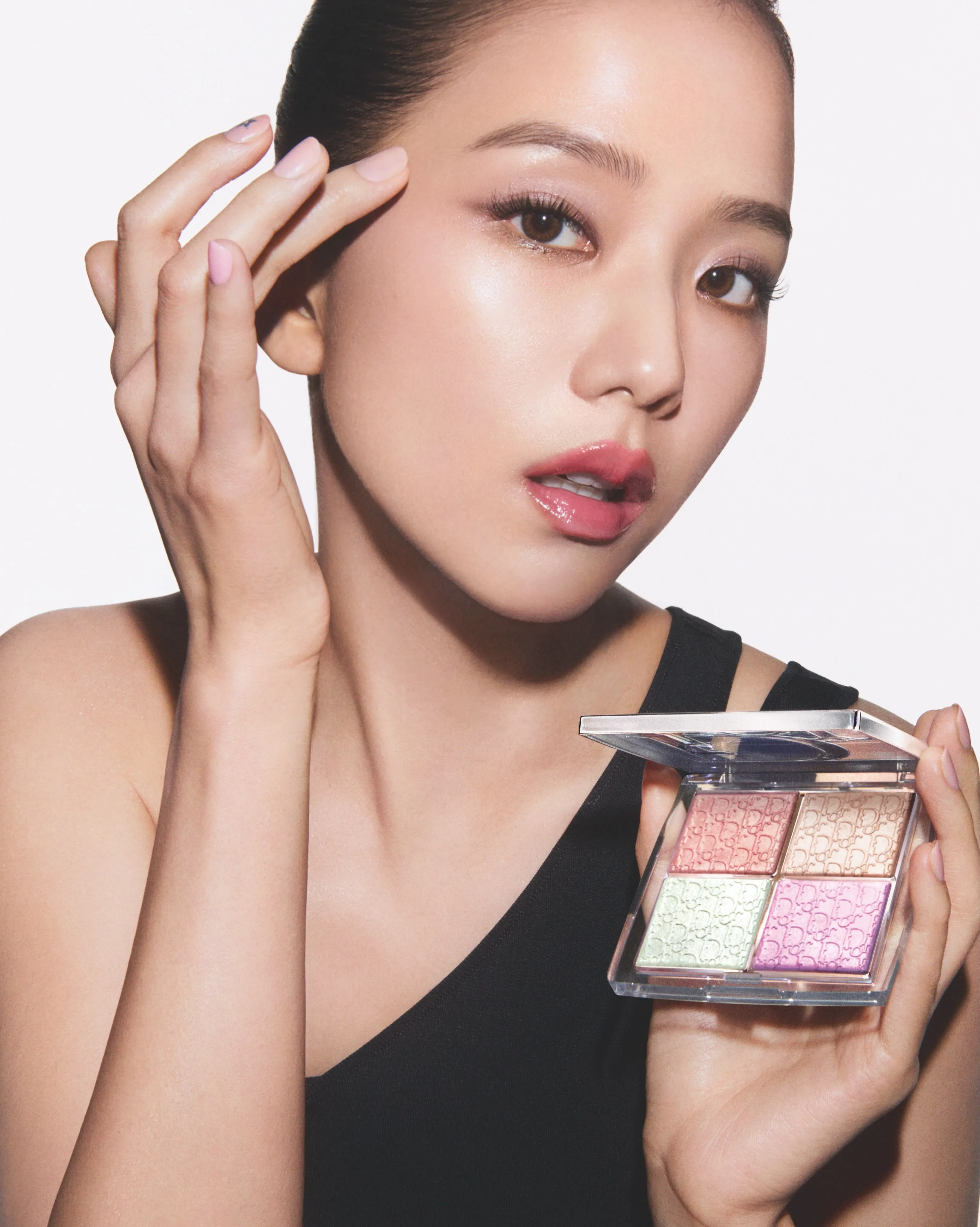 Close-up of Dior Backstage Glow Maximizer Palette in limited-edition Icy Rosy shade displaying crystalline rose and cool-toned luminous pigments