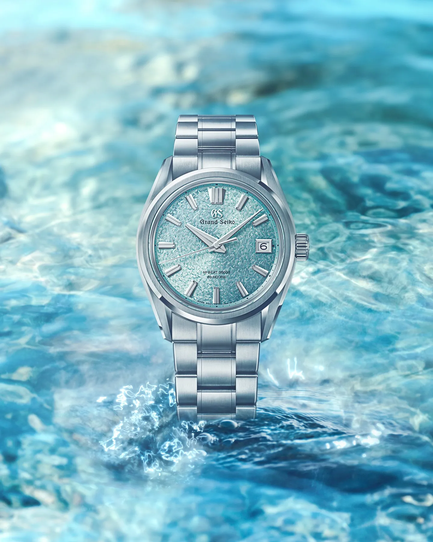 The Caliber 9SA5 hi-beat automatic movement visible through case back, oscillating at 36,000 vibrations per hour