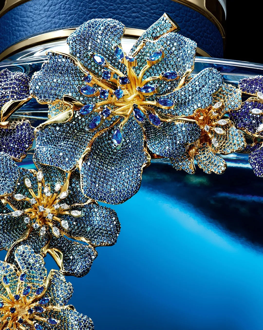 The complete L'Heure Bleue Exceptional Art Piece displaying its full radiant design with iris flowers at the centre