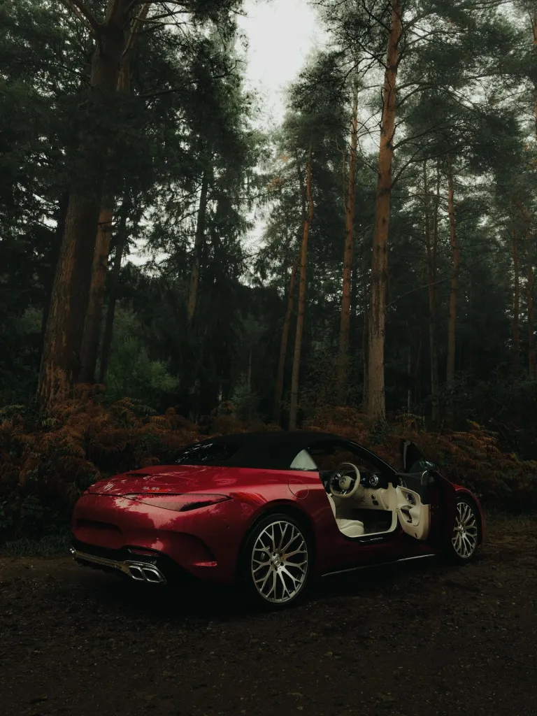 Close-up of the SL 55 4MATIC+ body styling and contemporary aesthetics