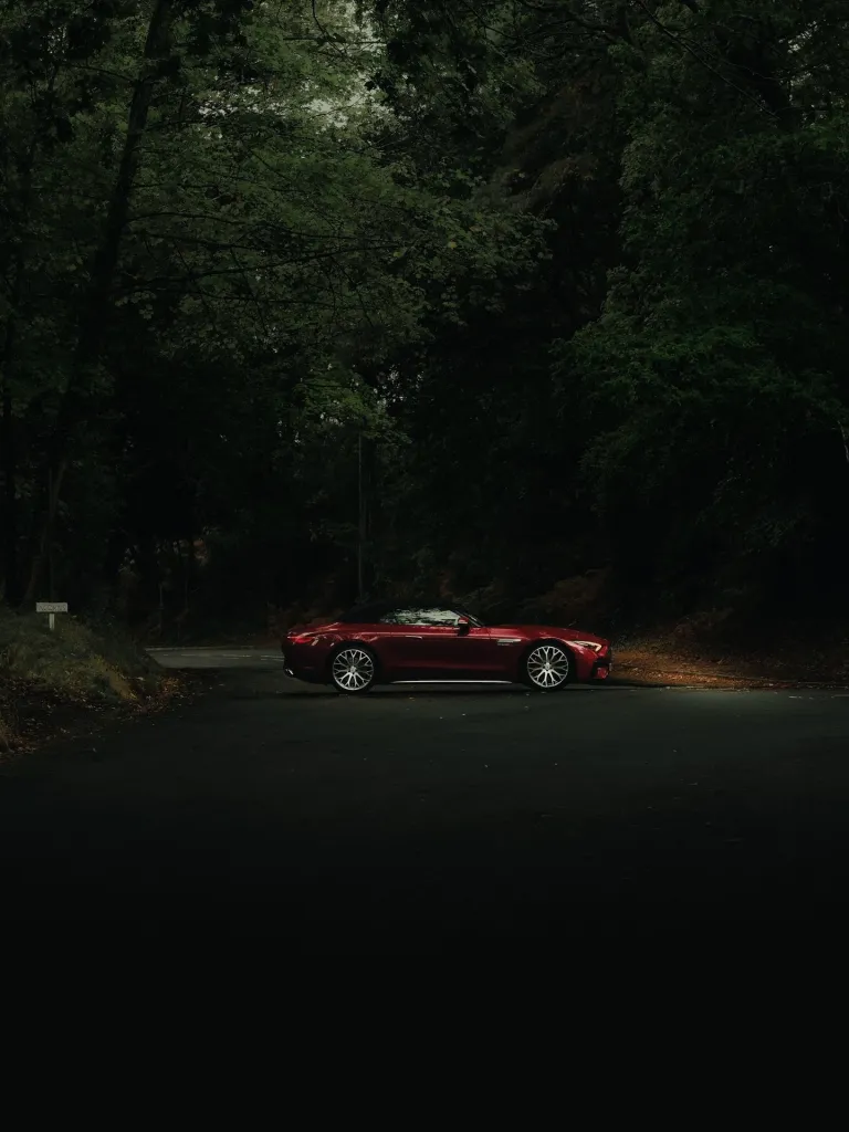 Detailed view of the SL 55 4MATIC+ convertible roof mechanism and exterior craftsmanship
