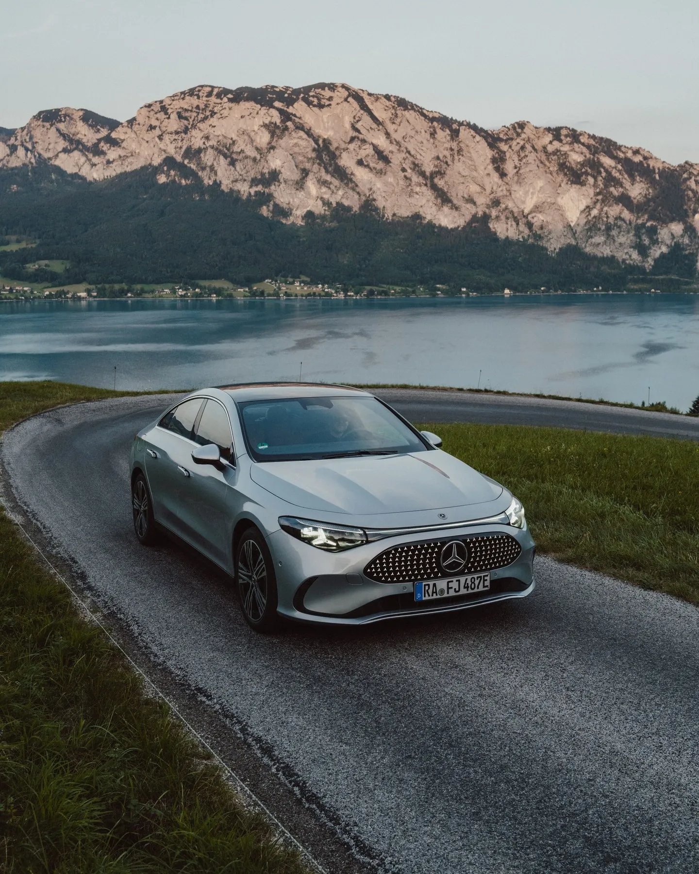 Mercedes-Benz CLA 350 4MATIC Elektrisch navigating a scenic mountain road