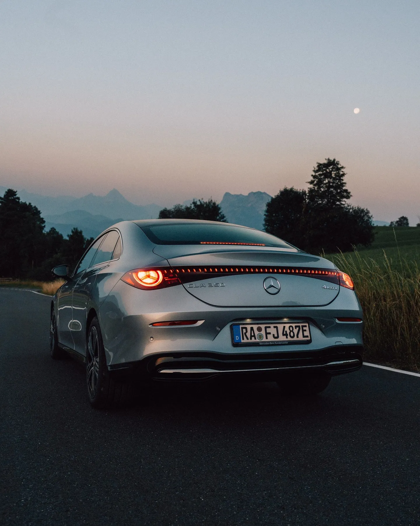 Mercedes-Benz CLA 350 4MATIC elektrisch photographed during golden hour with soft evening light illuminating its elegant profile