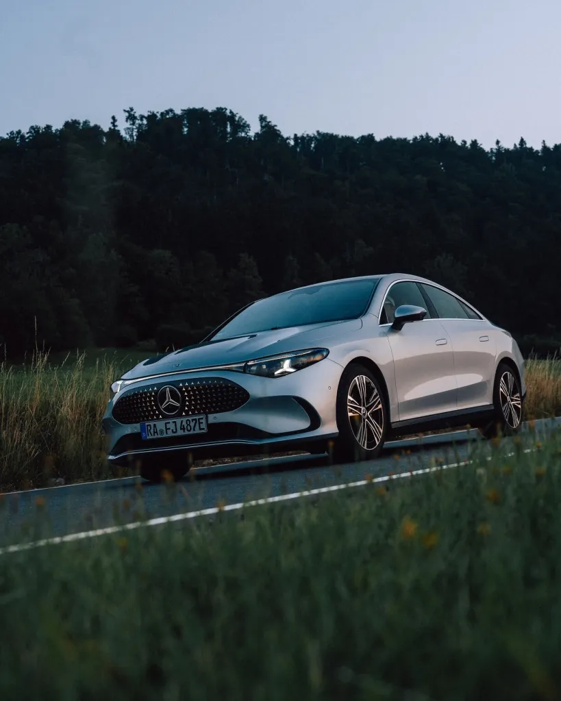 The CLA 350 4MATIC elektrisch bathed in the final moments of daylight, emphasizing its sophisticated aesthetic