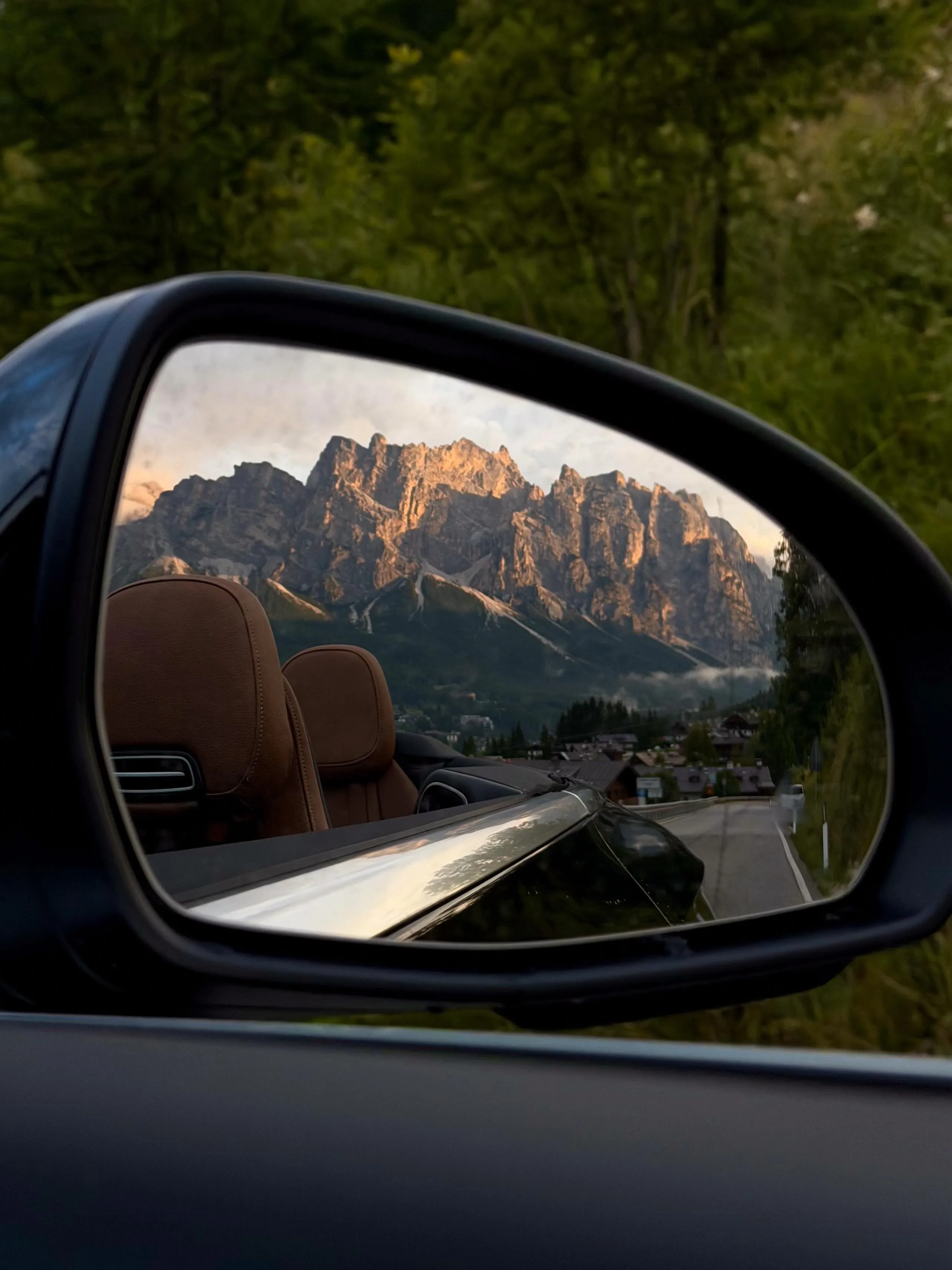 Detail view of the CLE Cabriolet's elegant convertible soft-top mechanism in lowered position