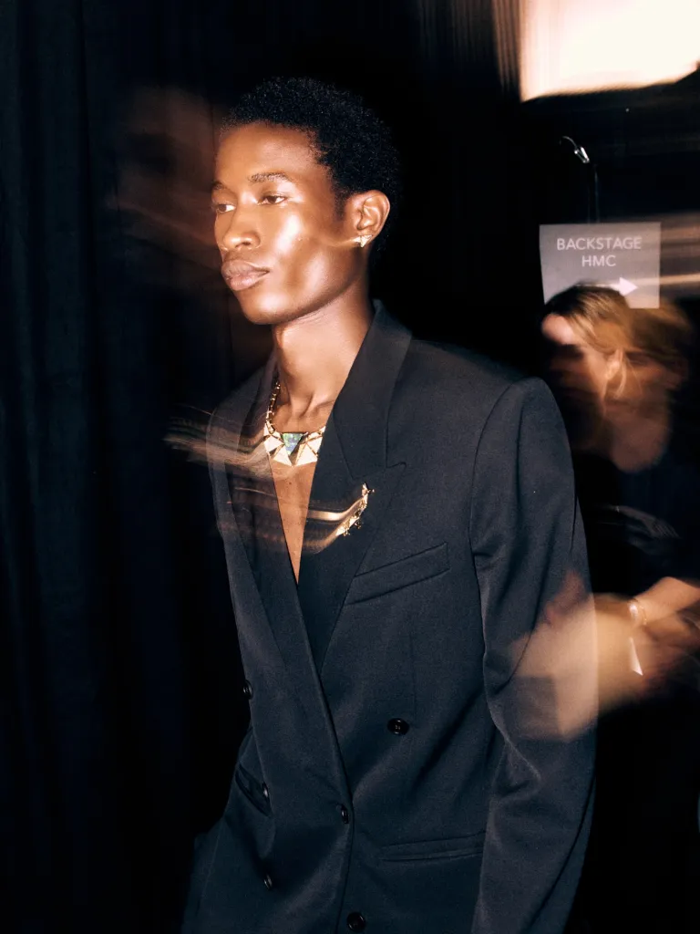 A model adorned in Messika High Jewellery showcasing the Terres de Contrastes aesthetic