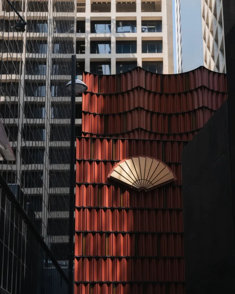 The sophisticated exterior and entrance of Mandarin Oriental The Landmark Hong Kong