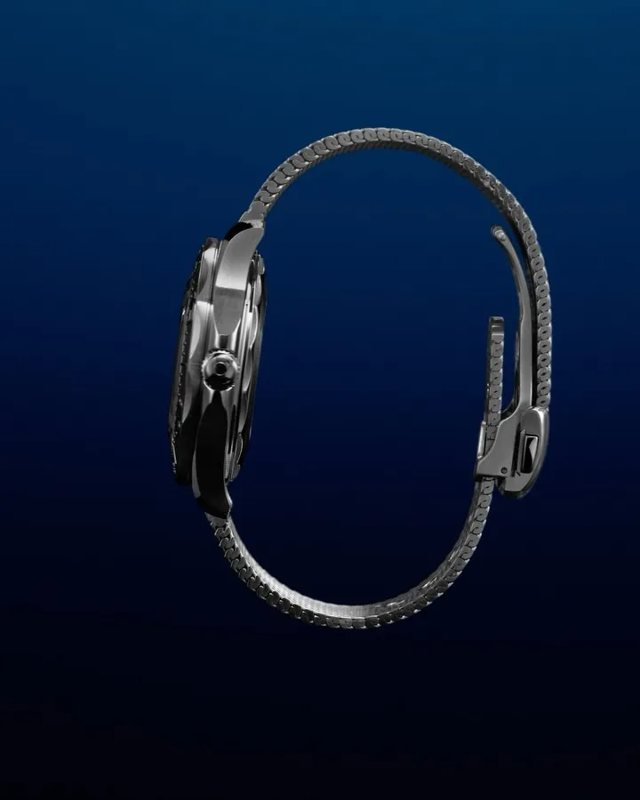 Detail view of the Seamaster Diver 300M James Bond Edition emphasising the refined finishing and horological precision