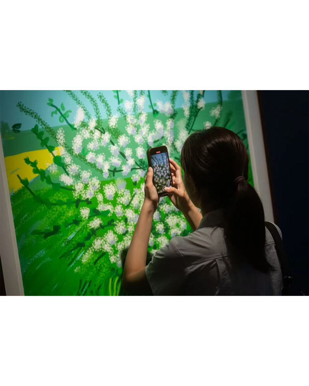 Gallery display of international and Chinese artworks