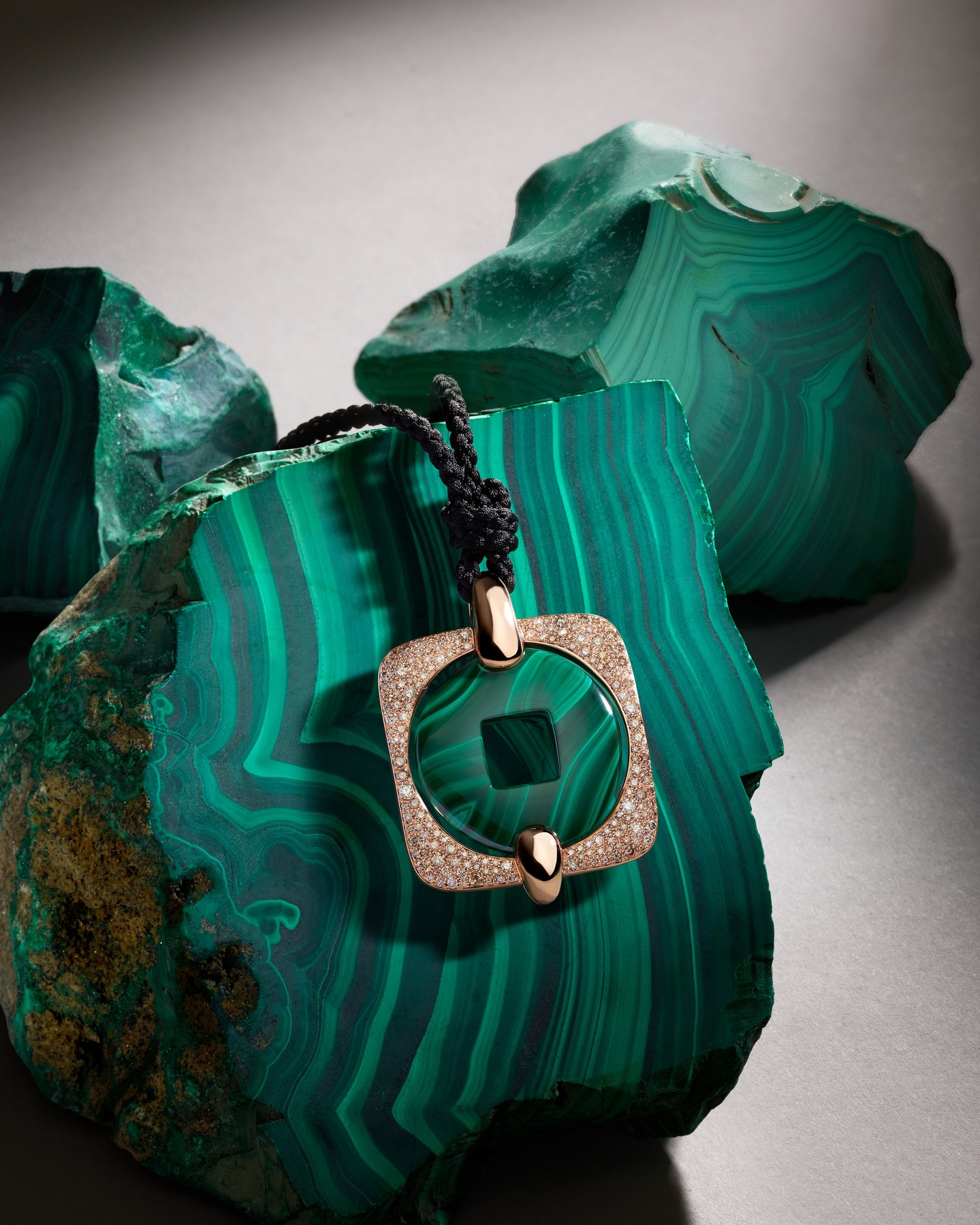 Pomellato Moneta Orientale ring featuring a hypnotic banded malachite disc set within an irregular pavé of warm brown diamonds and rose-gold frame