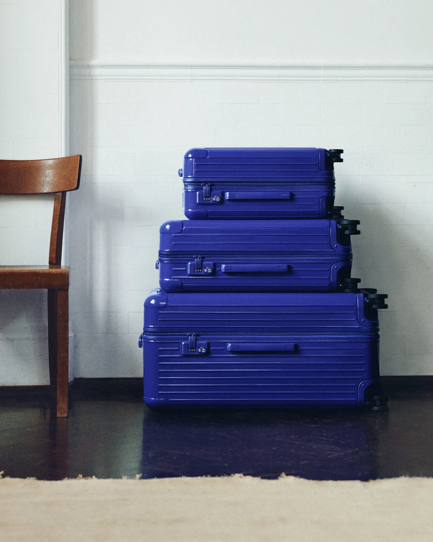 Paired Ultramarine and Umber Rimowa cases illustrating chiaroscuro colour contrast and complementary design philosophy