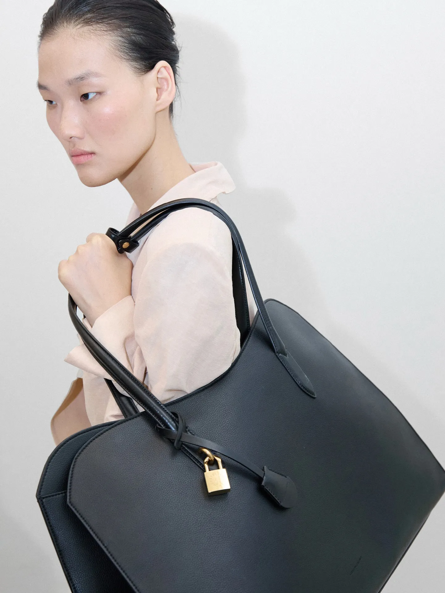 Appaloosa bag in mycelium-based snakeskin alternative showcasing sustainable material innovation